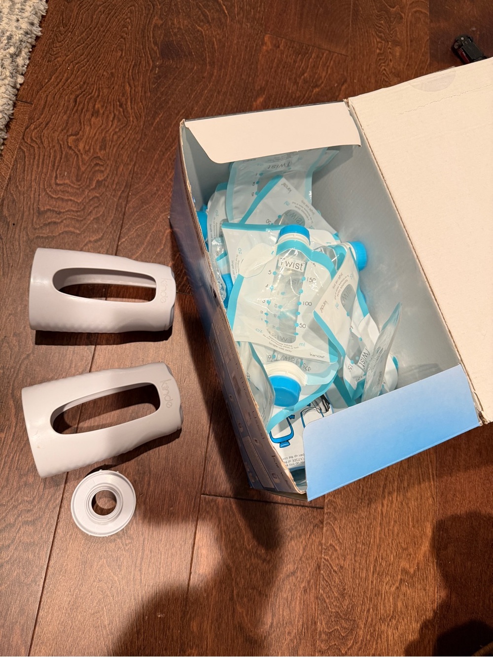 25 Kiinde twist Breastmilk Storage Bags with two bag frames + spectra attachment